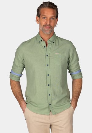 Groene button-up shirt met lange mouwen, opgerold bij de manchetten, voorzien van een borstzak en marineblauwe knopen. Licht textuur en casual pasvorm.