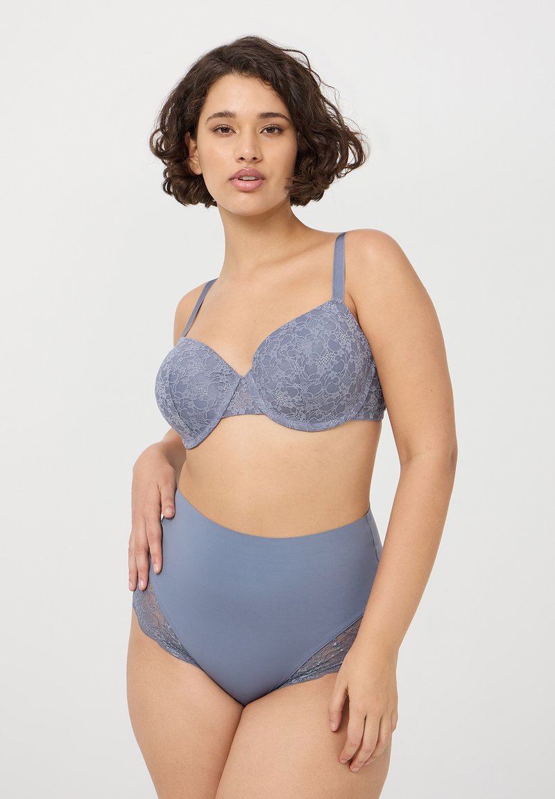 Koronkowy stanik z drucikami w jasnoniebieskim kolorze z teksturowanymi miseczkami i regulowanymi ramiączkami, w połączeniu z majtkami o wysokim stanie z koronkowym wykończeniem.