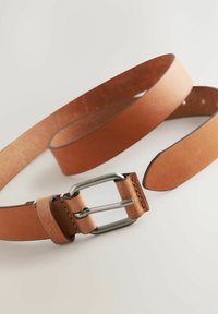 Brun læderbælte med en sølvmetalspænde, der har en glat tekstur, et enkelt prong-design og er åben i enderne uden synlige huller.