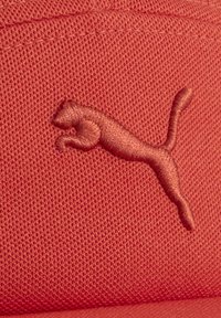 Koraalvormige pet van textiel met een reliëf Puma-logo in een bijpassende kleur. Het ontwerp is gestructureerd en getailleerd.