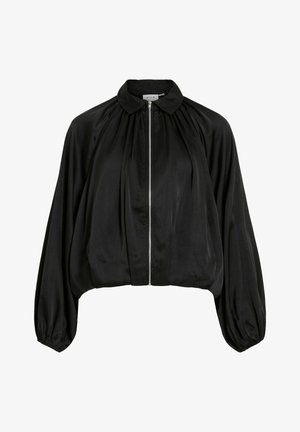 Melna satīna tipa īsa blūze ar augstu apkakli, priekšējo rāvējslēdzēju un apjomīgām pūkainām piedurknēm.