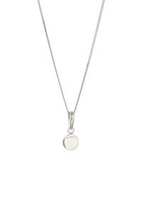 Sølvhalskæde med en tynd kæde og runde vedhæng. Vedhænget har en glat overflade og et lille graveret detalje nederst.