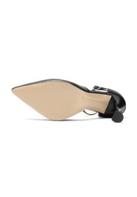Scarpa nera con tacco alto, punta affusolata, finitura in pelle lucida, suola beige e dettagli in metallo argentato vicino alla cinghia alla caviglia.