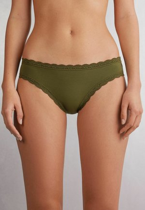 Olijfgroene katoenen bokser met kantafwerking en golvende randen, met een gladde textuur en een middenhoogte ontwerp.