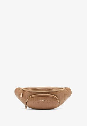 Banane en cuir brun avec un motif de logo texturé, un compartiment principal zippé et une petite poche frontale zippée.