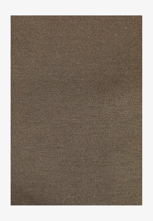 Brązowa tkanina o gładkiej, teksturowanej powierzchni. Delikatnie żebrowany wzór na całej powierzchni, tworzący subtelne wizualne zainteresowanie i głębię.