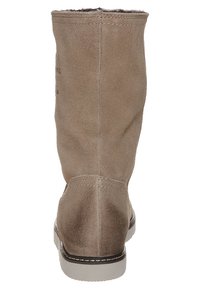 Bota de ante taupe hasta la rodilla con textura suave, punta redondeada y detalle de costura blanca a lo largo de la suela. Interior forrado de forro polar visible en la parte superior.