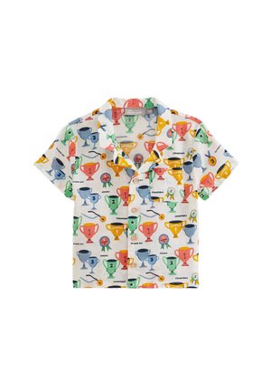 Chemise blanche à manches courtes avec motif coloré de trophées, médailles et rubans, avec des chiffres et des mots comme « champions » et « numéro 1 ».