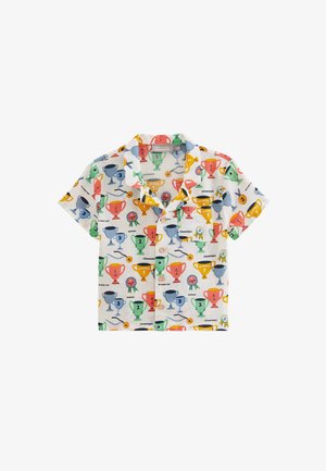 Chemise blanche à manches courtes avec motif coloré de trophées, médailles et rubans, avec des chiffres et des mots comme « champions » et « numéro 1 ».