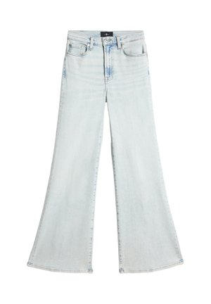 Jean en denim bleu clair taille haute avec jambes larges évasées, cinq poches, passants pour ceinture, et fermeture avant par bouton et fermeture éclair.