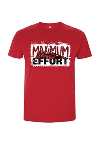 Rød bomulds T-shirt med et grafisk print med teksten "MAKSIMALT EFFORT" i fede sorte bogstaver og en illustreret karakter i rød.