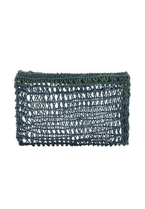 Pochette rettangolare blu in rete tessuta a mano con fili ad anello che formano un motivo aperto e arioso su sfondo bianco.