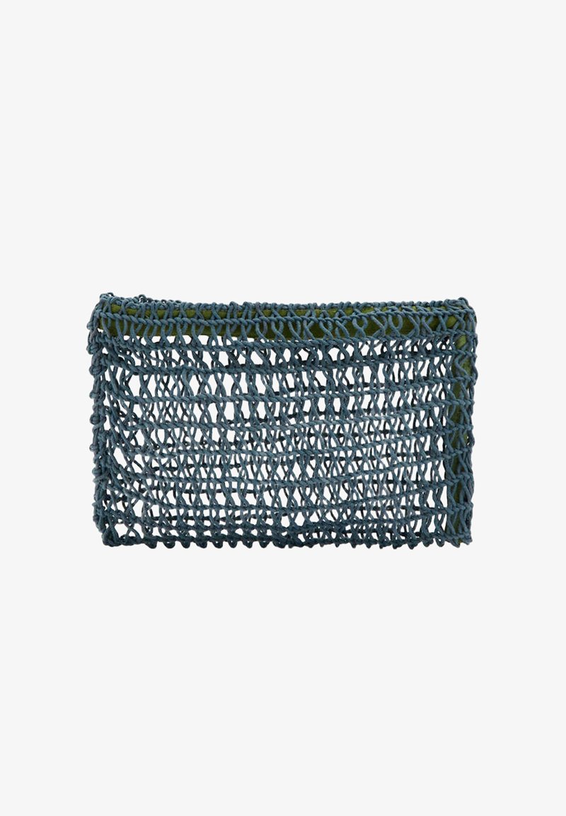 Pochette rectangulaire bleue en filet tissée à la main avec des fils bouclés formant un motif ouvert et aéré sur fond blanc.