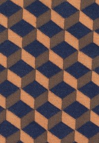 Strikket stof med et geometrisk mønster af vekslende terninger i marineblå, orange og brune nuancer, der viser strukturerede sting.