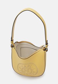 Borsa a mano in pelle gialla con design curvo, dettaglio del logo perforato, interno beige e tracolla regolabile. Caratterizzata da una chiusura con zip.