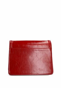 Rote Clutch aus Kunstleder mit glatter Textur, schlanker rechteckiger Form und einem gefalteten Klappdesign an der Oberseite. Keine sichtbaren Beschläge oder Akzente.