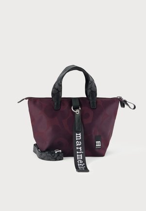 Petit sac à main marron foncé avec des poignées noires à motifs et une bandoulière amovible, avec une étiquette noire avec un texte blanc "marimekko".