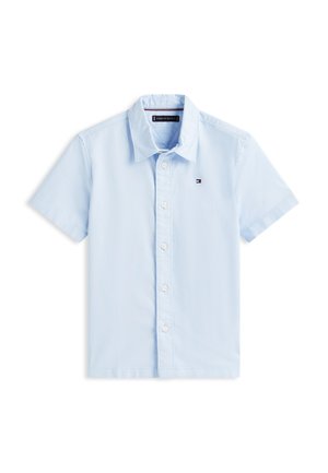 Chemise bleu clair à manches courtes avec col et petit logo Tommy Hilfiger sur la poitrine gauche.