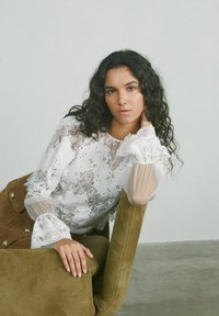 Reiss REGULAR FIT-EMILIA FLARED-CUFF  - Bluse - ivory