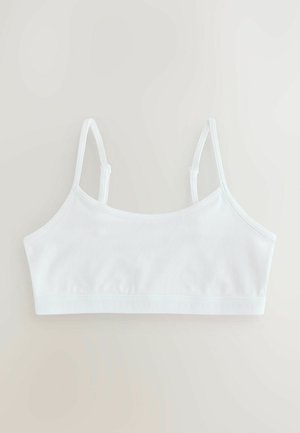 Sujetador deportivo de algodón blanco que presenta tirantes ajustables, un escote redondo y una banda elástica suave con detalle de logo grabado en la parte inferior.