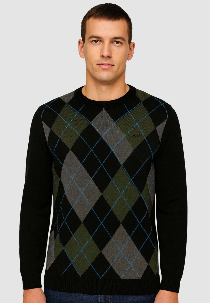 Maglione nero con motivo argyle in grigio, verde e blu, dotato di scollatura a girocollo e maniche lunghe. Materiale a maglia testurizzata.