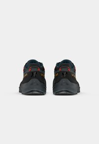 Sapatos de desporto pretos e cinzentos com uma superfície texturizada, acentos vermelhos e detalhes azuis. Apresentam uma sola acolchoada e um design de calcanhar reforçado.