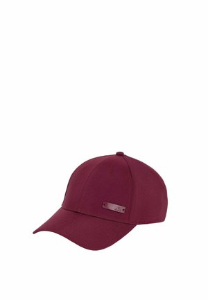 Weinrote Baseballkappe mit gebogenem Schirm und sechsteiliger Konstruktion, mit kleinem rechteckigem Logoetikett vorne links.