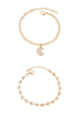 Două brățări cu lanț auriu, una cu un pandantiv în formă de semilună încrustat cu pietre albe, cealaltă cu elemente decorative mici legate.