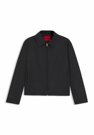 Sort cropped jakke med spidse krave, frontlynlås og sidelommer. Har en rød "HUGO" label inde i kraven.