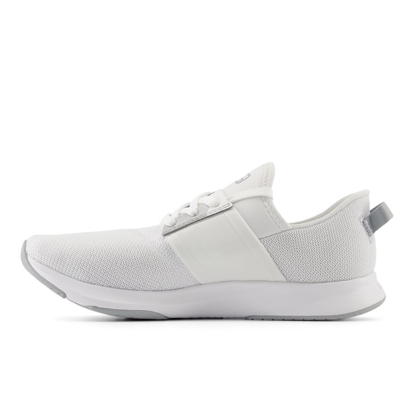 Zapatilla deportiva blanca con parte superior de malla, acentos grises, cordones planos y un collar acolchado. Suela ligera con patrón de banda de rodadura texturizado.