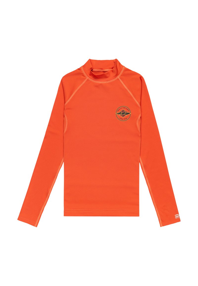 Rash guard de manga larga en naranja brillante, confeccionado con una tela suave. Presenta un cuello alto y un logo circular en el pecho.