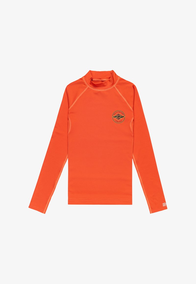 Långärmad rash guard i klarröd färg, tillverkad av ett slätt tyg. Har en hög krage och en cirkulär logotyp på bröstet.