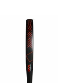 Batte noire arborant des motifs géométriques rouges et un branding, avec un design élégant et une texture lisse pour une prise en main et des performances optimales.