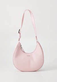 Borsa a tracolla in pelle rosa con forma curva, tracolla regolabile e ferrature in argento. Presenta un logo discreto sulla parte anteriore.