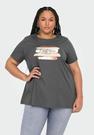 Camiseta de algodón gris con un corte holgado, mangas cortas y un gráfico decorativo que presenta patrones de pinceladas en tonos apagados y texto.