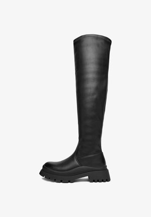 Cizme negre până la genunchi, din piele netedă, cu o talpă robustă, având un vârf rotund și detalii minime de cusătură în partea de sus.