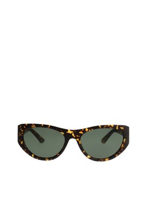 Okulary przeciwsłoneczne w stylu kociego oka z ciemnozielonymi soczewkami i oprawą w wzór żółwia na białym tle.