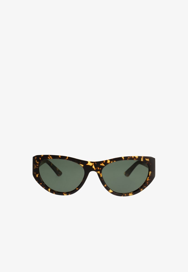 Lunettes de soleil style œil de chat avec des verres vert foncé et une monture à motif écaille sur fond blanc.