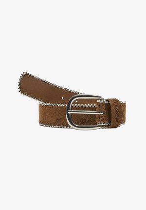 Smeđi velurni remen sa srebrnom kopčom okruglog ruba i ukrasnim srebrnim perlicama duž rubova, labavo namotan na bijeloj pozadini.