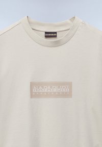 Napapijri S-BOX LOGO - T-shirts print - beige silvr n
