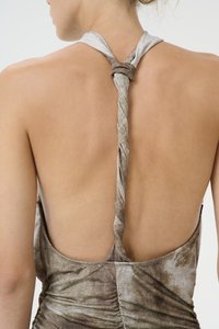 Robe texturée marron et beige avec une sangle arrière torsadée et des détails froncés, dévoilant la peau, présentant un design simple et fluide.