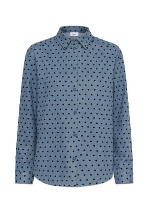 Chemise bleu clair à manches longues avec un col, une fermeture à boutons sur le devant, et un motif de petits cœurs noirs répartis uniformément sur le tissu.