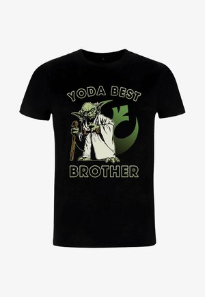 Černé bavlněné tričko s zelenou grafikou postavy s špičatýma ušima a holí, text říká "YODA NEJLEPŠÍ BRATR" pod tím.