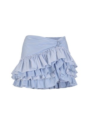 Minifalda de rayas blancas y azules con volantes en capas y detalle fruncido en un lado sobre fondo blanco.