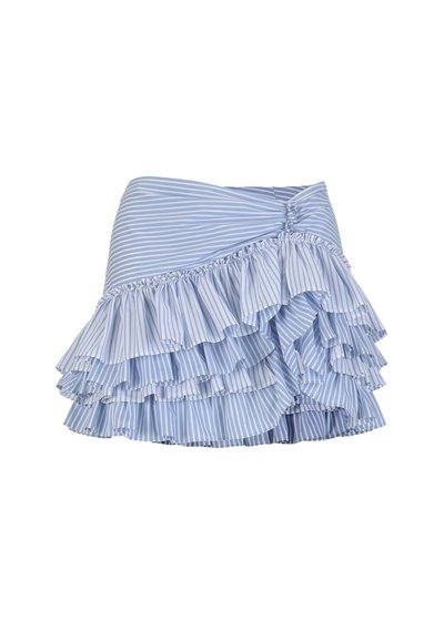 Blå og hvide stribede mininederdel med lagdelte flæser og rynkedetalje på den ene side mod hvid baggrund.