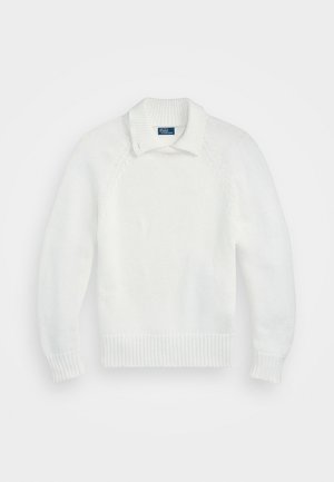 Hvit strikket genser med ribbestrikket avslutning og mansjetter, med en brettet krage og raglanermer, laget av mykt, teksturert stoff.