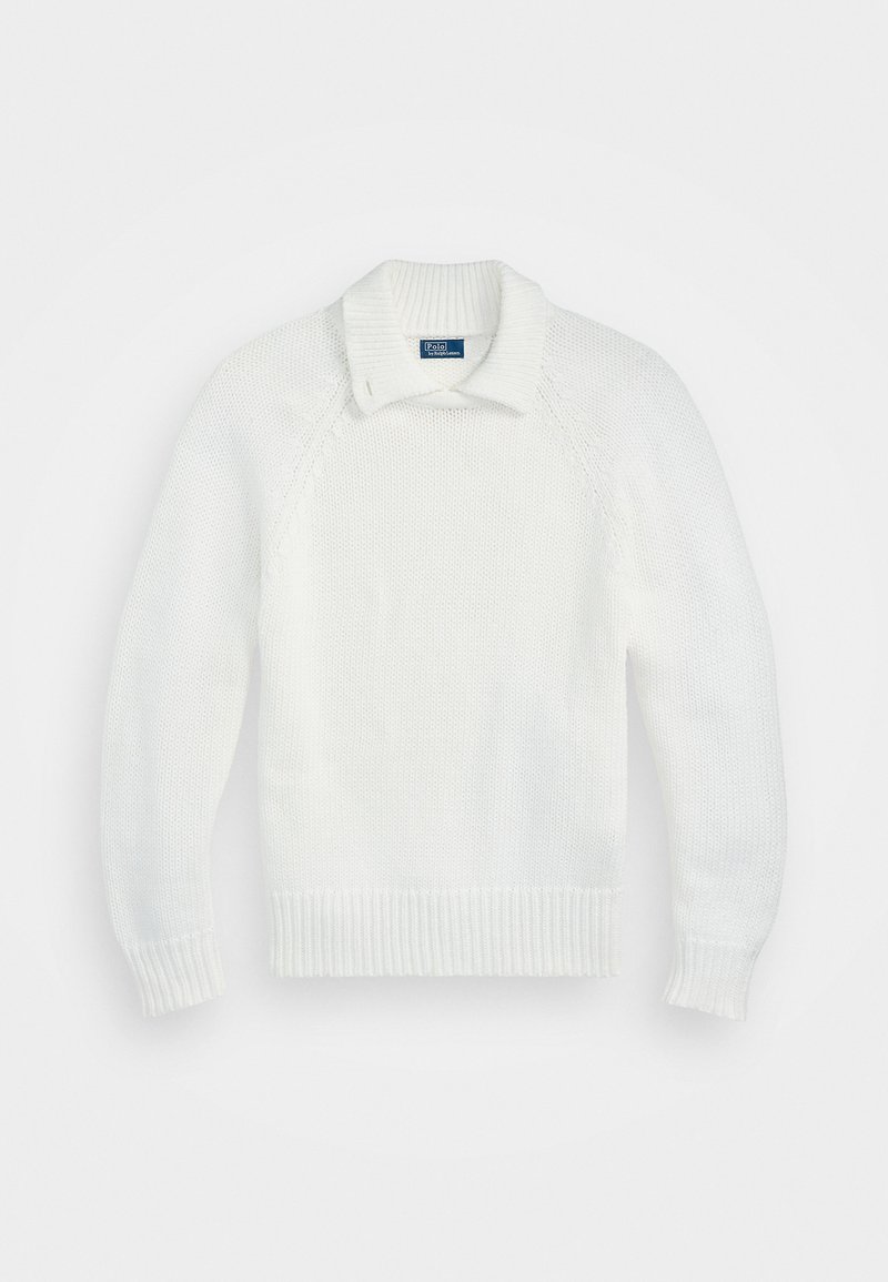 Weißer Strickpullover mit geripptem Saum und Bündchen, ausgestattet mit einem umgeschlagenen Kragen und Raglanärmeln, aus weichem, strukturiertem Stoff hergestellt.