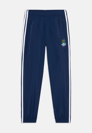 Pantalones de chándal en color navy, confeccionados en tejido ligero, con franjas laterales blancas, cintura elástica y un logotipo de parche en el bolsillo delantero izquierdo.