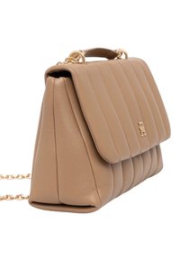 Borsa a mano in pelle beige con design trapuntato, ferrature dorate, manico superiore e tracolla a catena staccabile. Presenta una chiusura a patta e una forma strutturata.