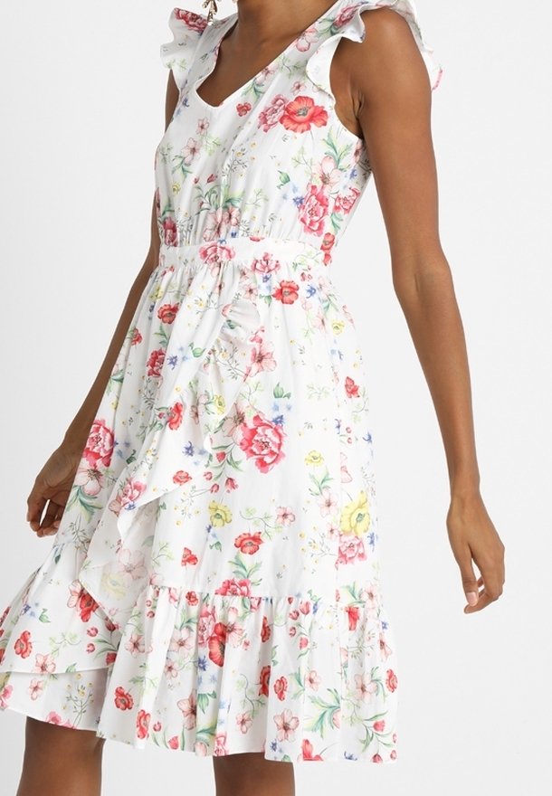 Weißes Blumenkleid mit mehrfarbigen Blumenmustern, Rüschenträgern, Taillierung und gerafftem Saum. Leichter, sommerlicher Stoff.